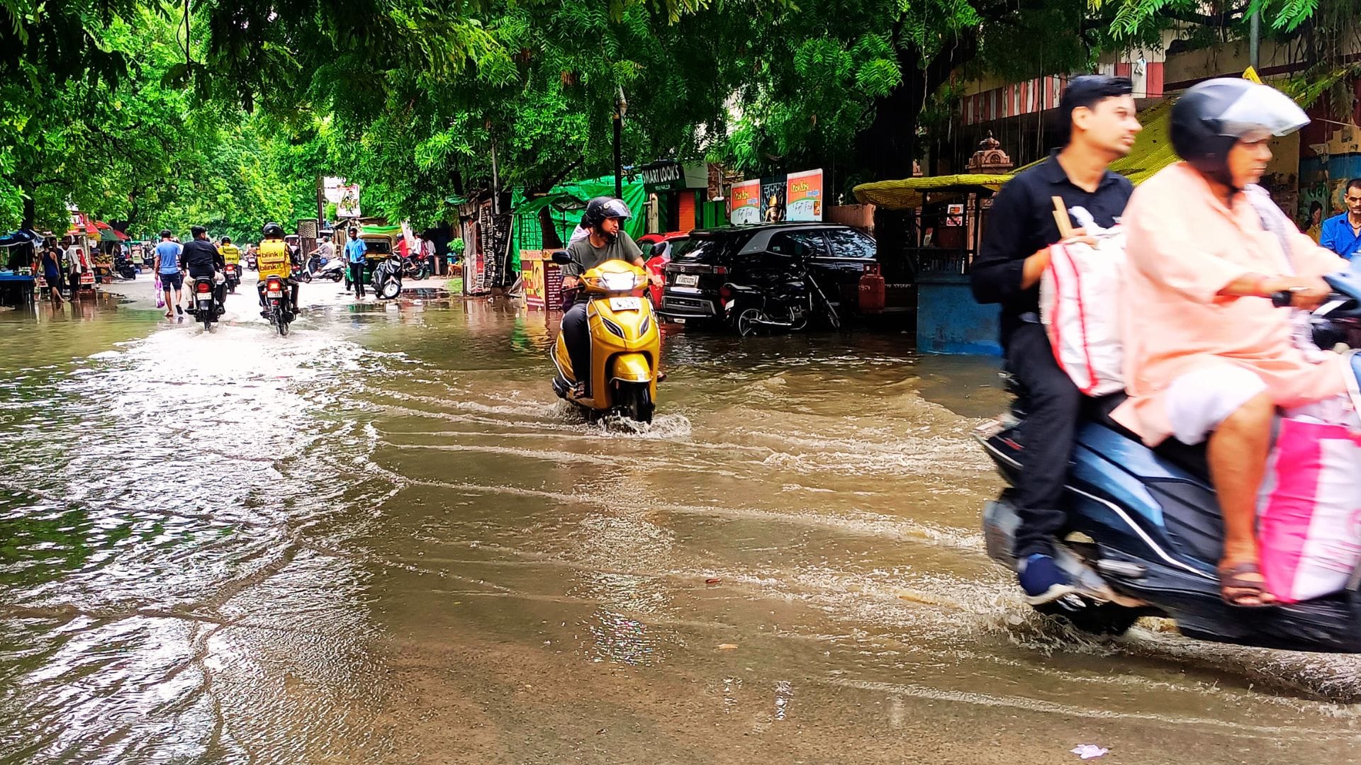 UP Weather news Monsoon breaks two-year record in Banaras mercury drops in one and half hours
