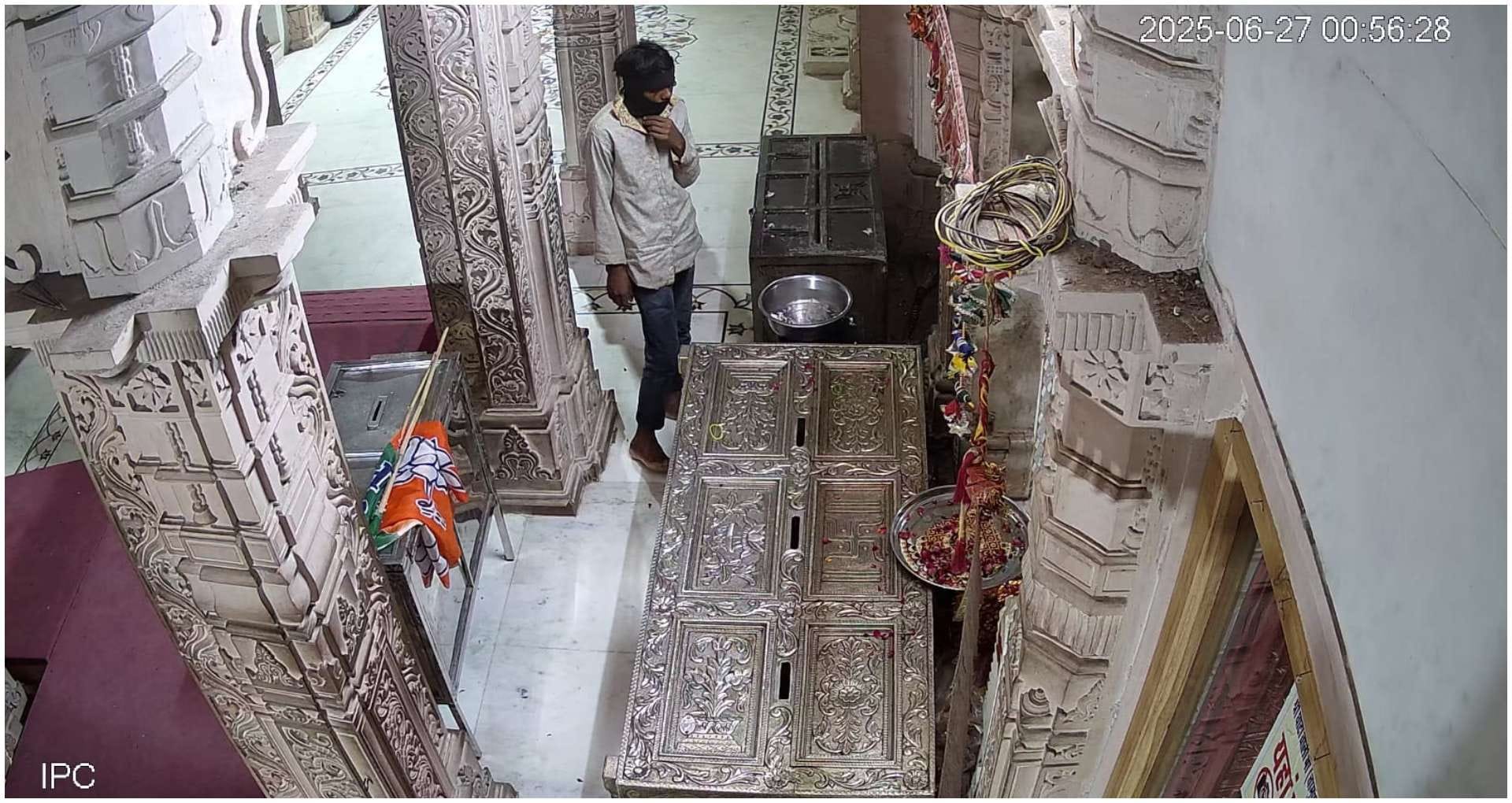 कैमरे में कैद हुई घटना
