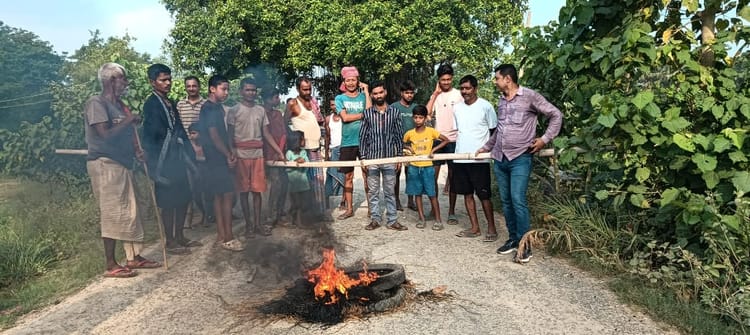 Bihar News: ट्रांसफार्मर बदलने की मांग को लेकर ग्रामीण हुए आक्रोशित, शिवहर-मधुबन मुख्य पथ को किया जाम