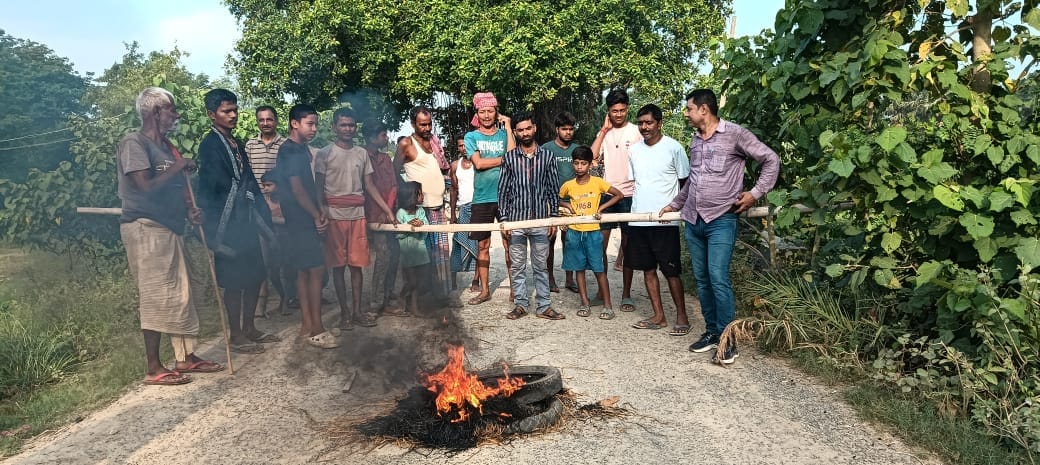Bihar: Villagers got angry over the demand of changing the transformer, blocked the Shivhar-Madhuban main road