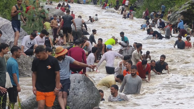 Maun Mela: उत्तराखंड में यहां नदी में मछलियां पकड़ने को उमड़ा हुजूम, ढोल-नगाड़ों पर झूमे लोग