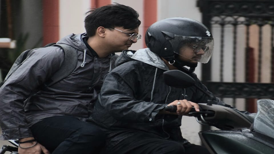 Meerut: Enjoyed the weather amidst drizzle, went out to roam the city on a scooter.