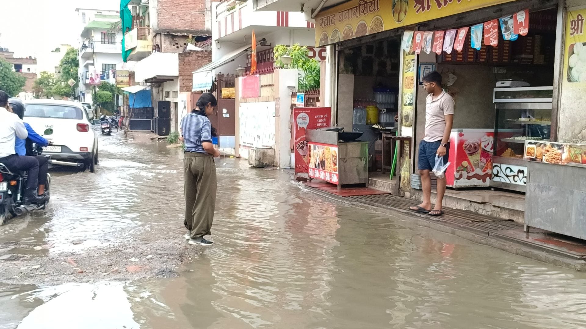 UP Weather news Monsoon breaks two-year record in Banaras mercury drops in one and half hours
