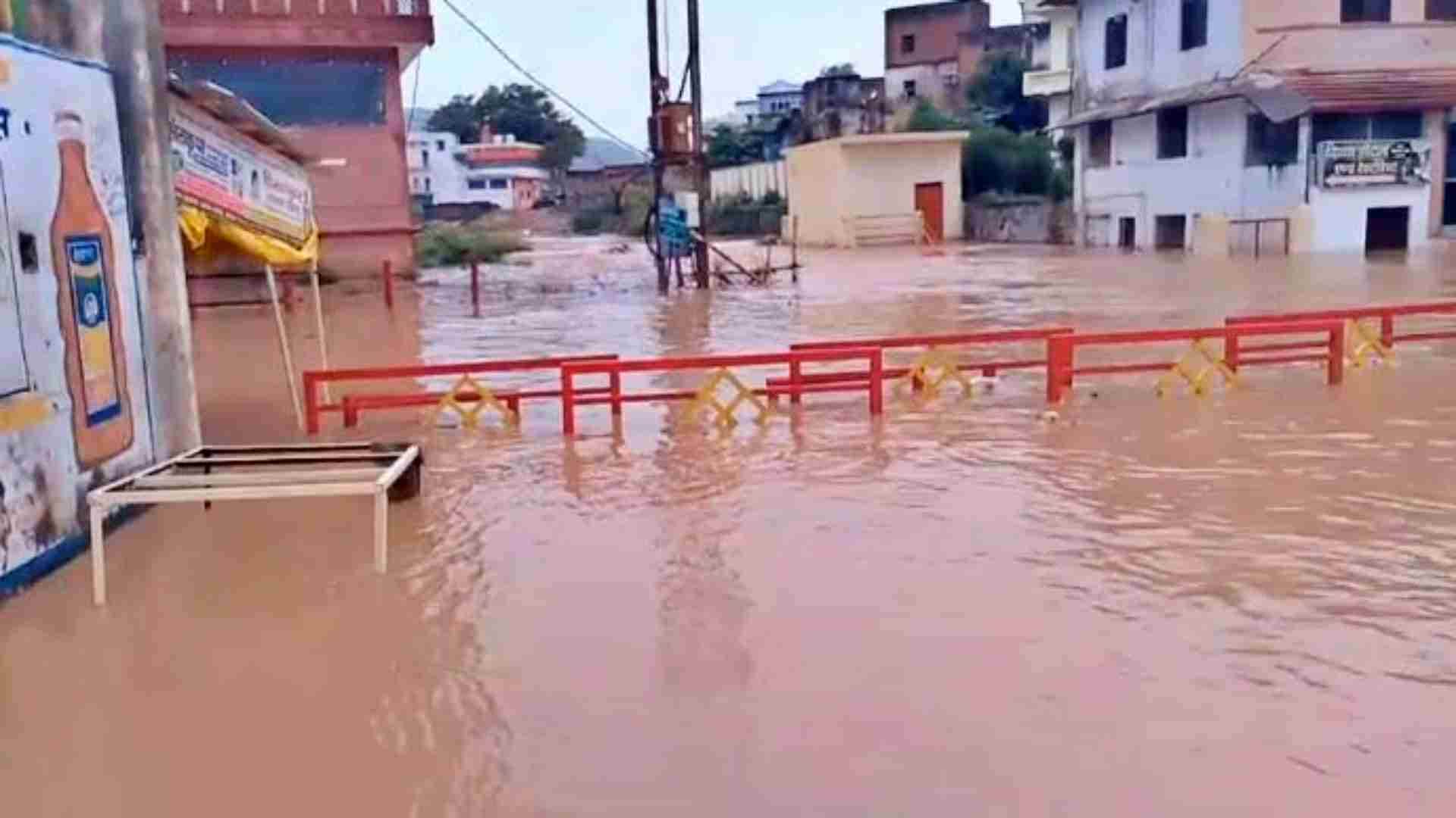 मंदाकिनी नदी में बाढ़।