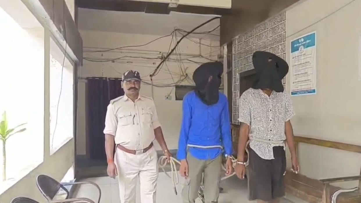 Jharkhand: Two smugglers arrested with brown sugar worth Rs 60 lakh in Chatra