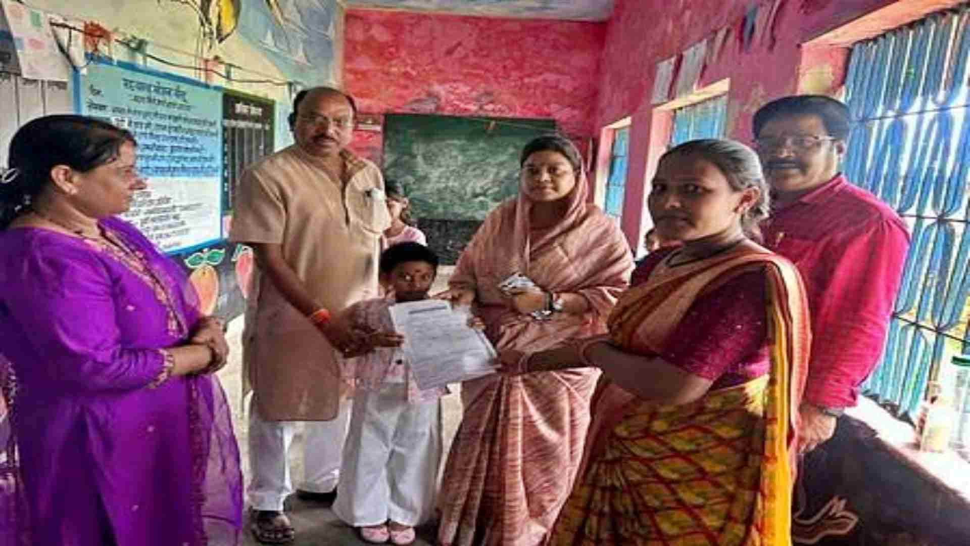 पुत्री का शासकीय प्राथमिक विद्यालय राजेंद्रग्राम में दाखिला कराने पहुंचीं सांसद।