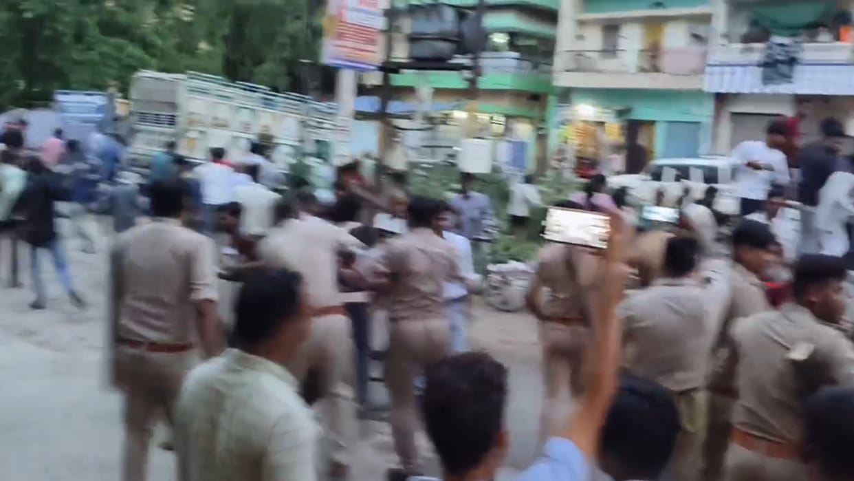 Police lathicharged laborer died due to beating by youths