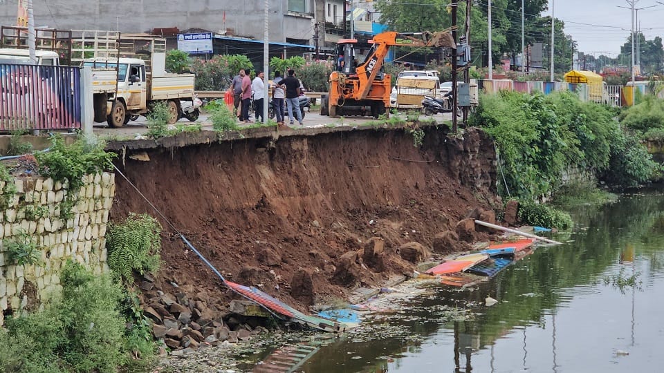 Two crore rupees spent yet beautification incomplete bank of Ram Mandir pond collapsed in Kondagaon