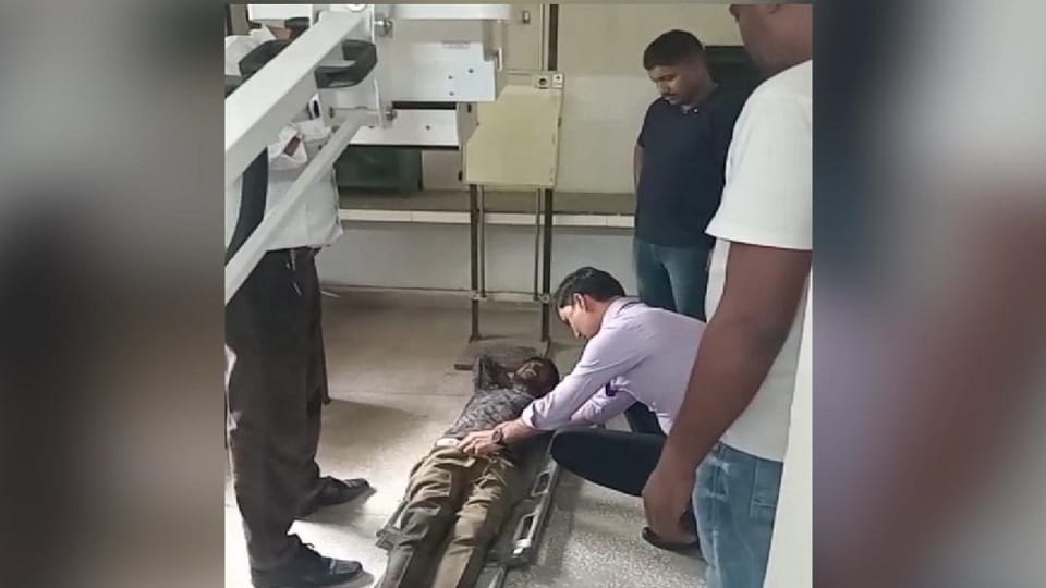 Bijnor: X-ray of the patient was done by making him lie on the ground, people created ruckus at Kiratpur CHC,