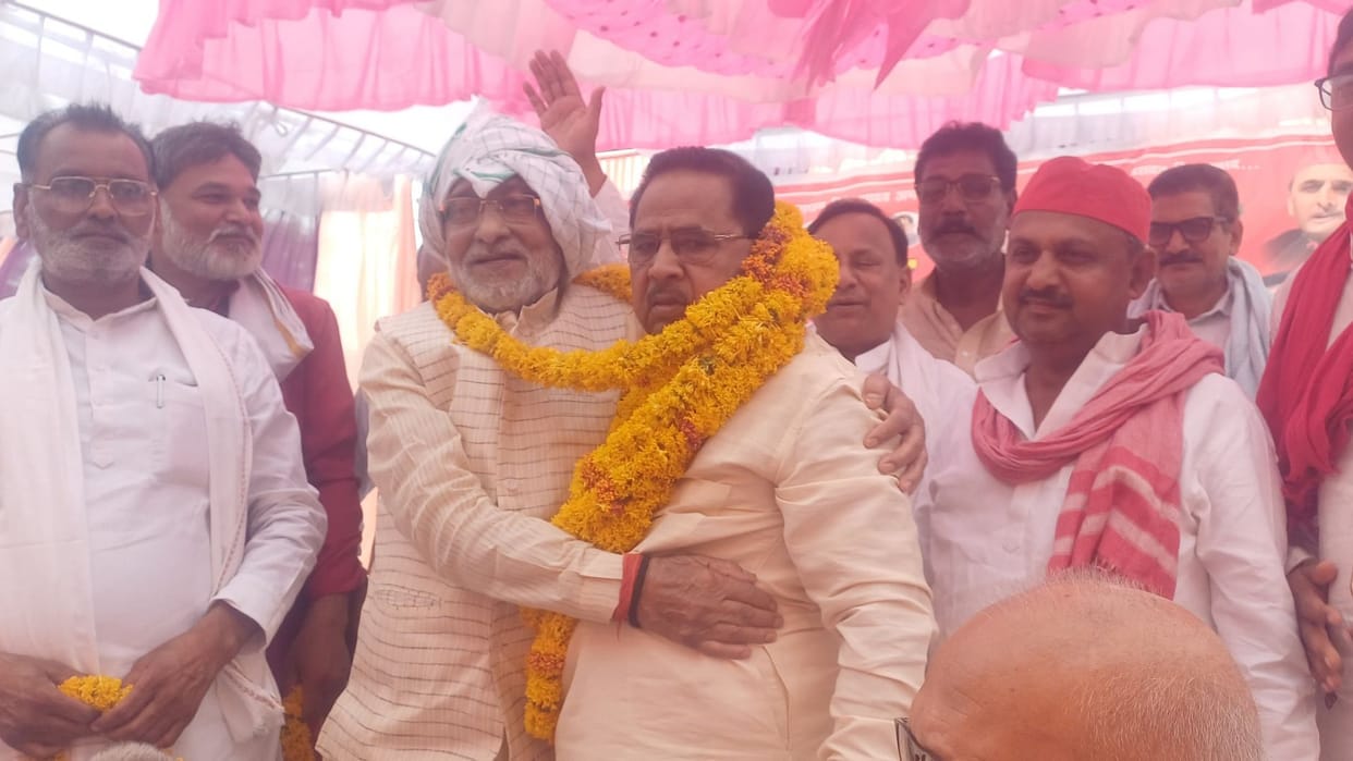 Samajwadi Party stalwarts raised slogans in the public meeting