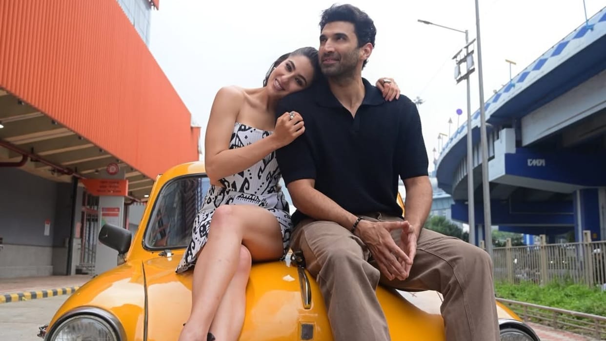 Sara Ali Khan uses tricks to Promote film Metro In Dino photo viral with Aditya