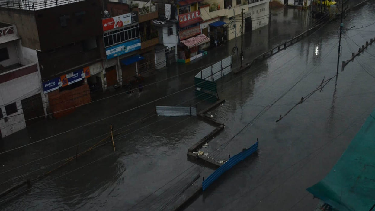 Kanpur: Municipal Corporation's cleaning flowed on road, Sisamau drain overflowed, VIP road submerged