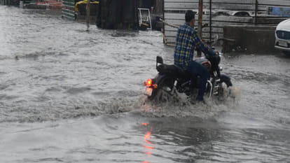 Kanpur: Municipal Corporation's cleaning flowed on road, Sisamau drain overflowed, VIP road submerged