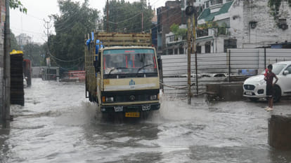 Kanpur: Municipal Corporation's cleaning flowed on road, Sisamau drain overflowed, VIP road submerged