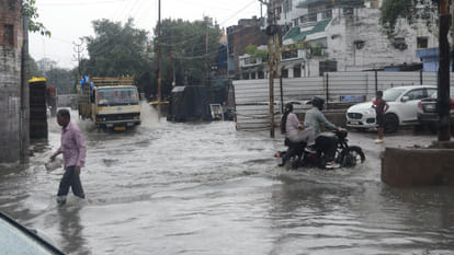 Kanpur: Municipal Corporation's cleaning flowed on road, Sisamau drain overflowed, VIP road submerged