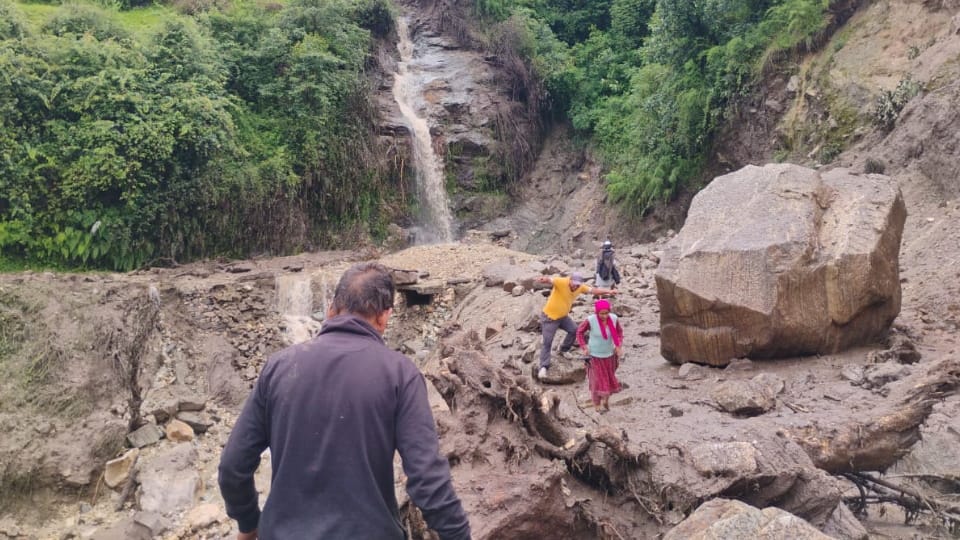 Yamunotri Highway About 30 meters of road washed away at five places, 850 passengers stopped