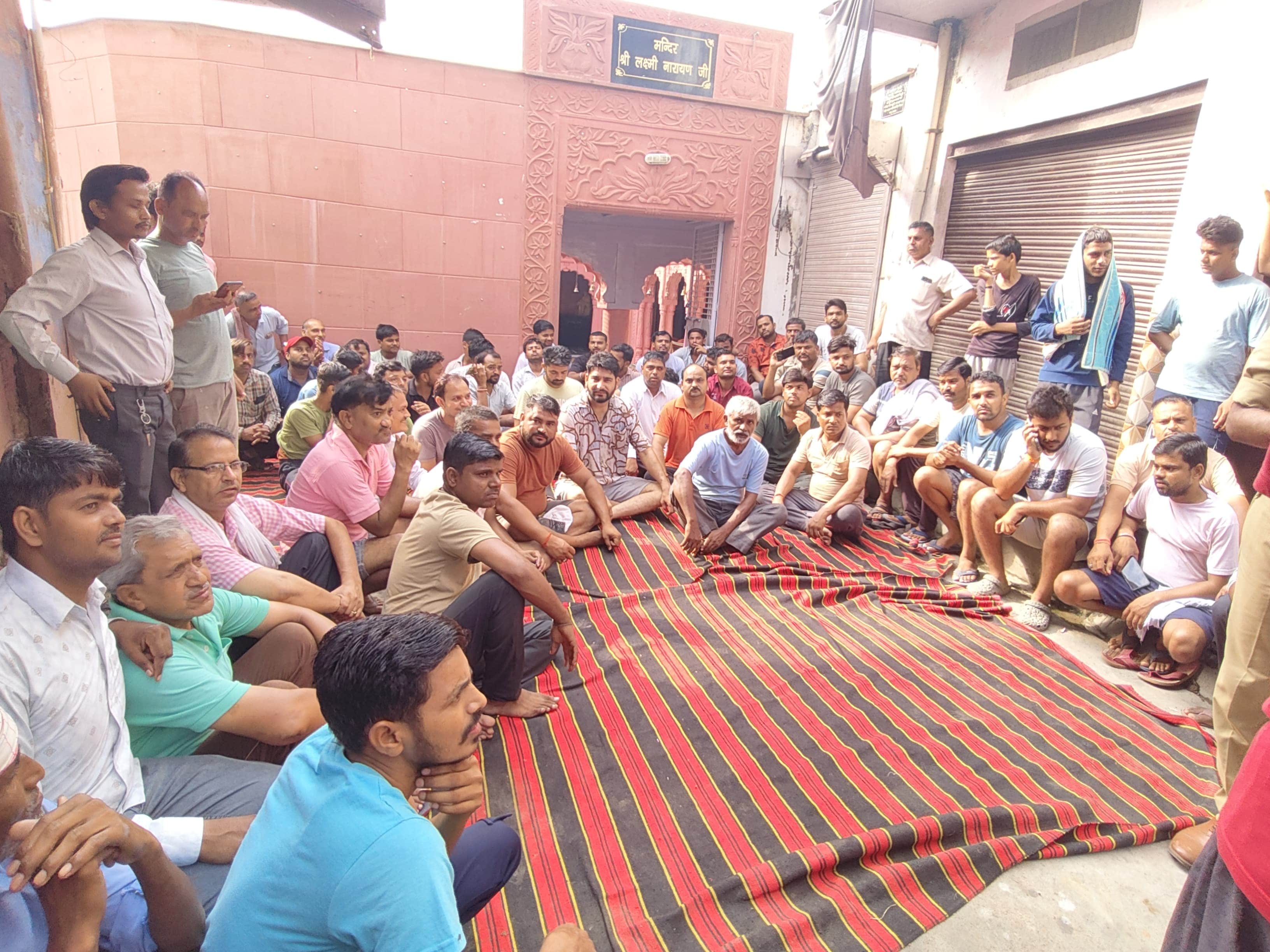 shopkeepers closed market in Agra due to poor law and order situation