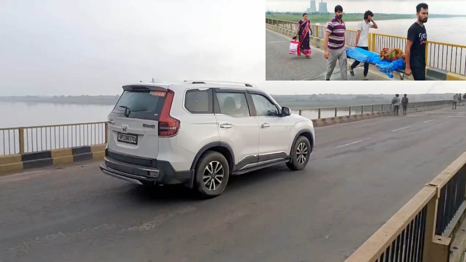 UP MLA car crossed closed bridge ambulance was not allowed to pass son carried his mother body on stretcher