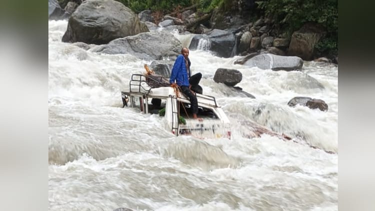 Uttarkashi: उफनाई ओबरा नदी में गिरा वाहन, जान बचाने को छत पर चढ़ा चालक, घंटों फंसा रहा, वीडियो