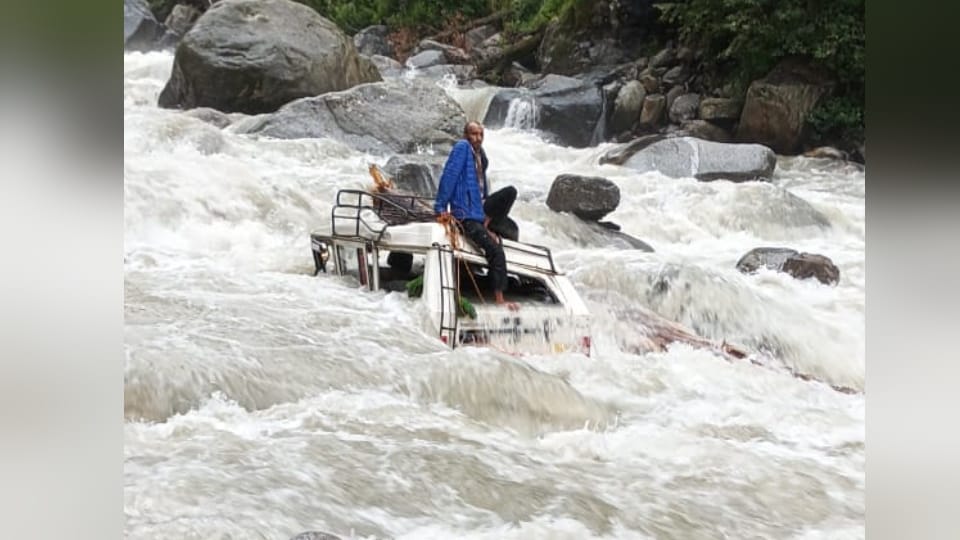 Uttarkashi: Vehicle fell into the swollen Rupin river, driver climbed on the roof to save his life