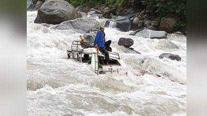 Uttarkashi: उफनाई रुपिन नदी में गिरा वाहन, जान बचाने को छत पर चढ़ा चालक, घंटों फंसा रहा, वीडियो Uttarkashi: Vehicle fell into the swollen Rupin river, driver climbed on the roof to save his life