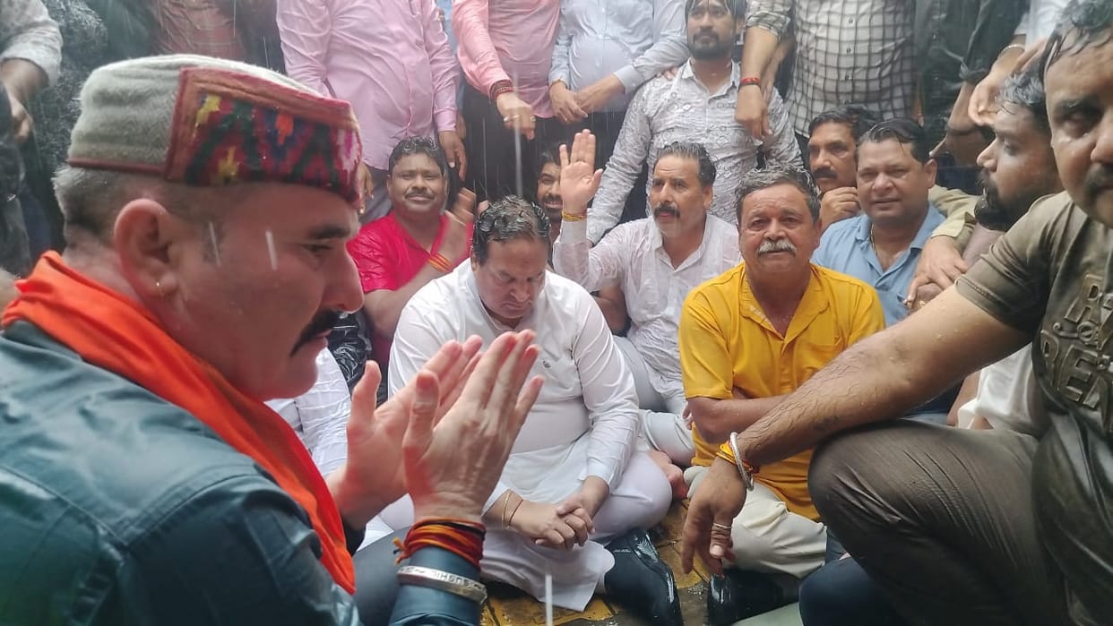 MP News: BJP MLA Surendra Patwa sitting on the road in the rain, demanding the removal of SDOP