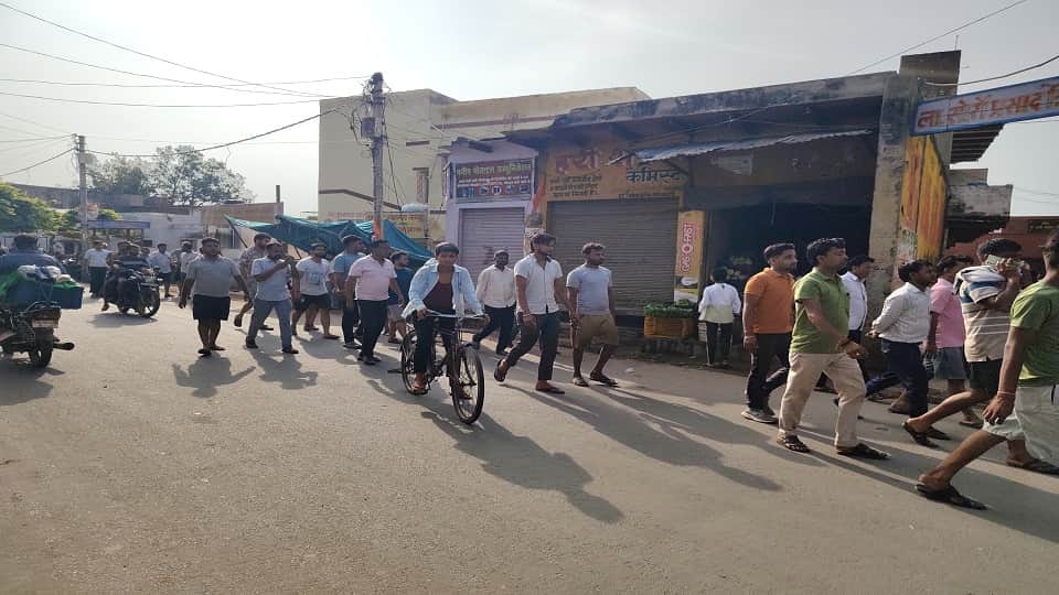 shopkeepers closed market in Agra due to poor law and order situation