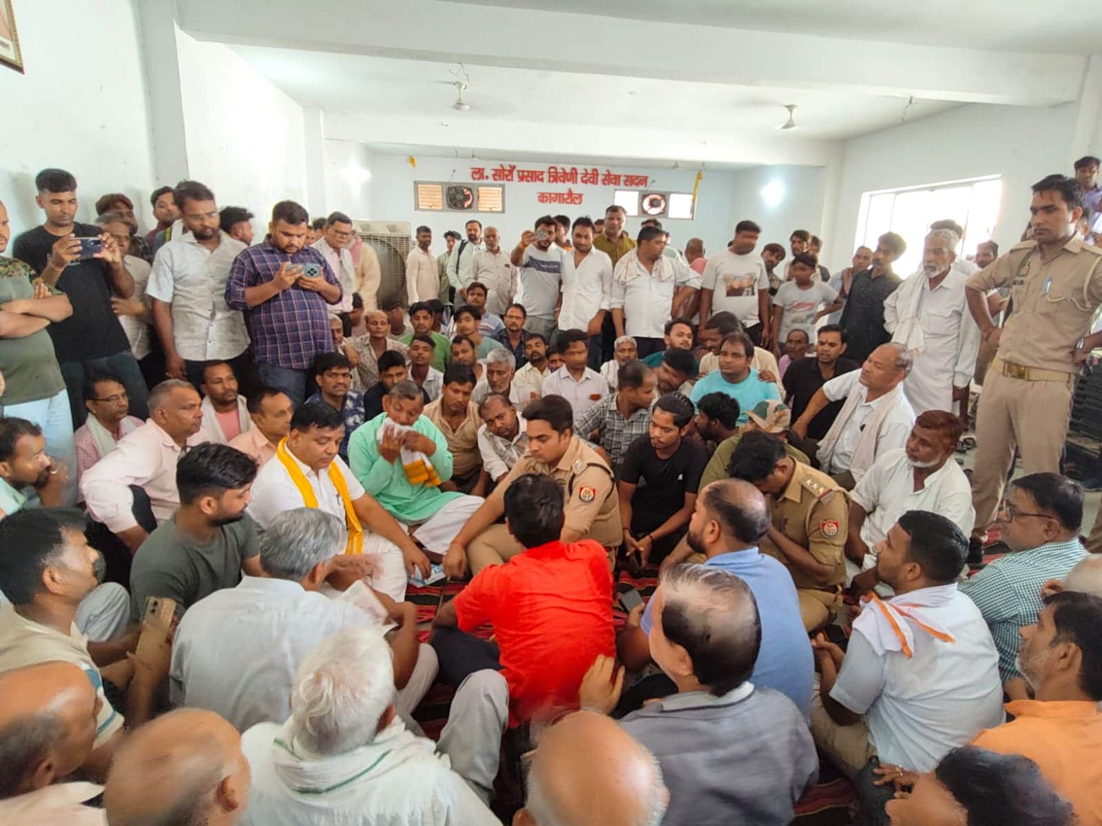 shopkeepers closed market in Agra due to poor law and order situation