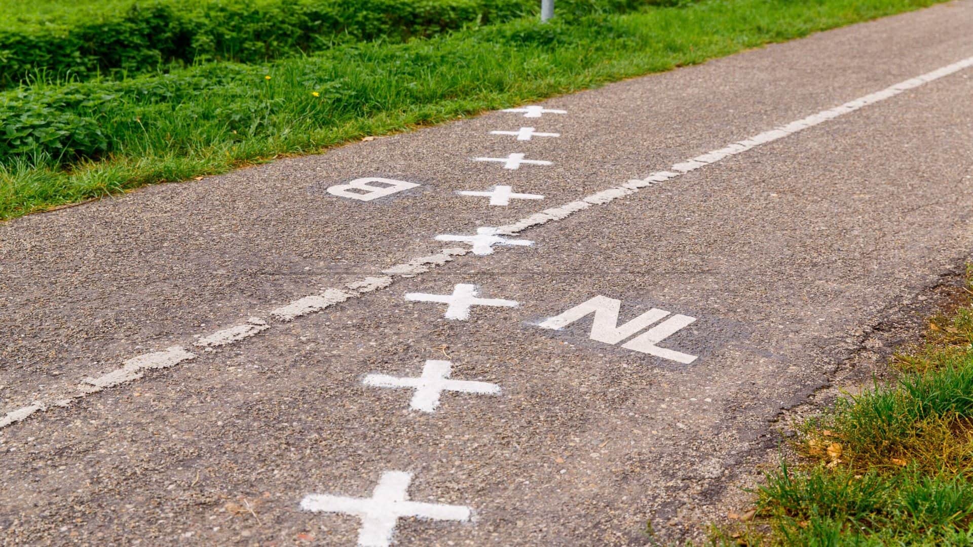 World Most Unique Border That Passes Through Houses Know About Conutry