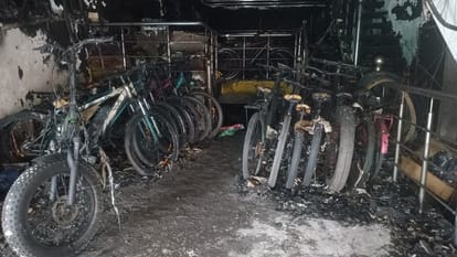 Muzaffarnagar: Fire broke out in Rama Cycle Store due to short circuit, terrifying flames came out