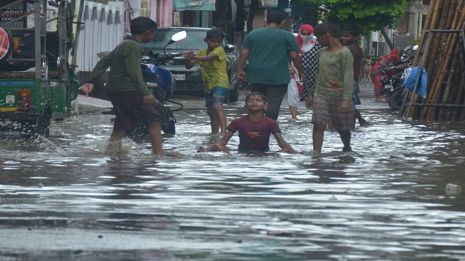 Bad condition in Agra due to heavy rain water filled in houses and shops