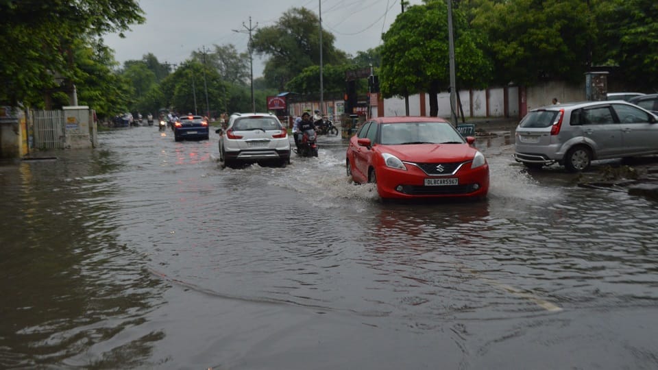 Bad condition in Agra due to heavy rain water filled in houses and shops