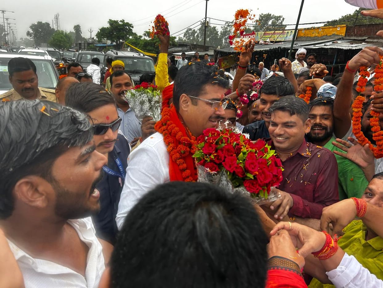 MLA Rakesh Pratap reached constituency  first time after being expelled SP supporters gave him  grand welcome