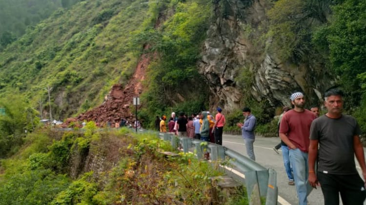 Chamoli: बदरीनाथ हाईवे पर पहाड़ी से गिरा भारी मलबा, बाल-बाल बचे लोग, आवाजाही बंद, आज बारिश का रेड अलर्ट जारी