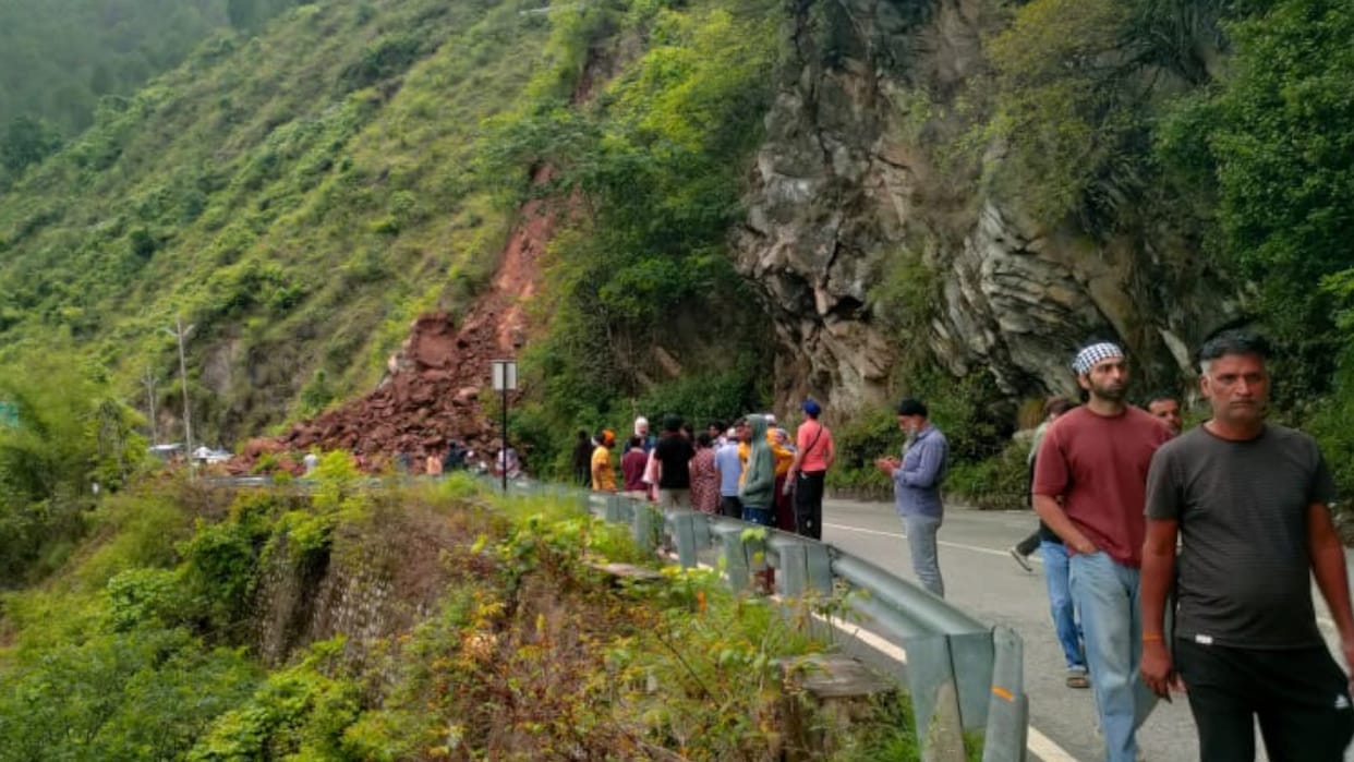 Badrinath highway Chamoli Debris fell from hill on Badrinath highway people narrowly escaped Uttarakhand