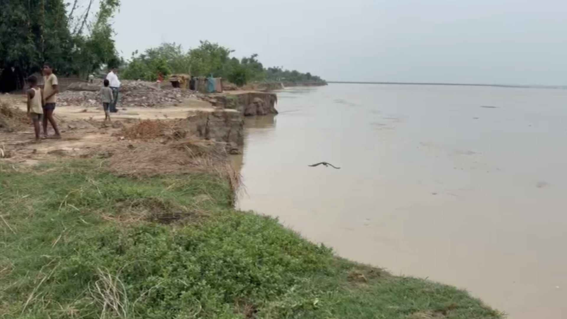 Bahraich: Saryu showed its fierce form... After destroying houses, 100 bighas of crops also got submerged