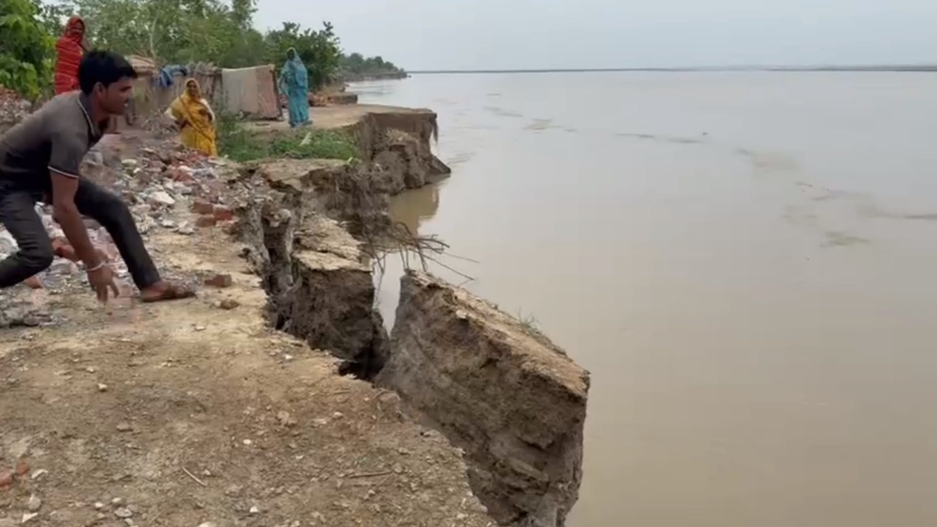 Bahraich: Saryu showed its fierce form... After destroying houses, 100 bighas of crops also got submerged