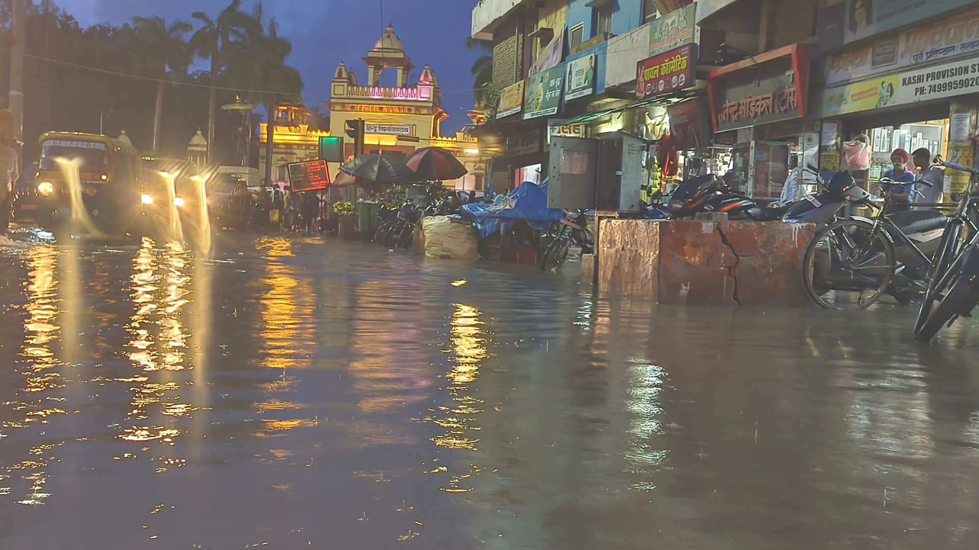 Varanasi Weather 50 mm rain in two hours waterlogging on 20 roads tree fell on car in court relief from heat