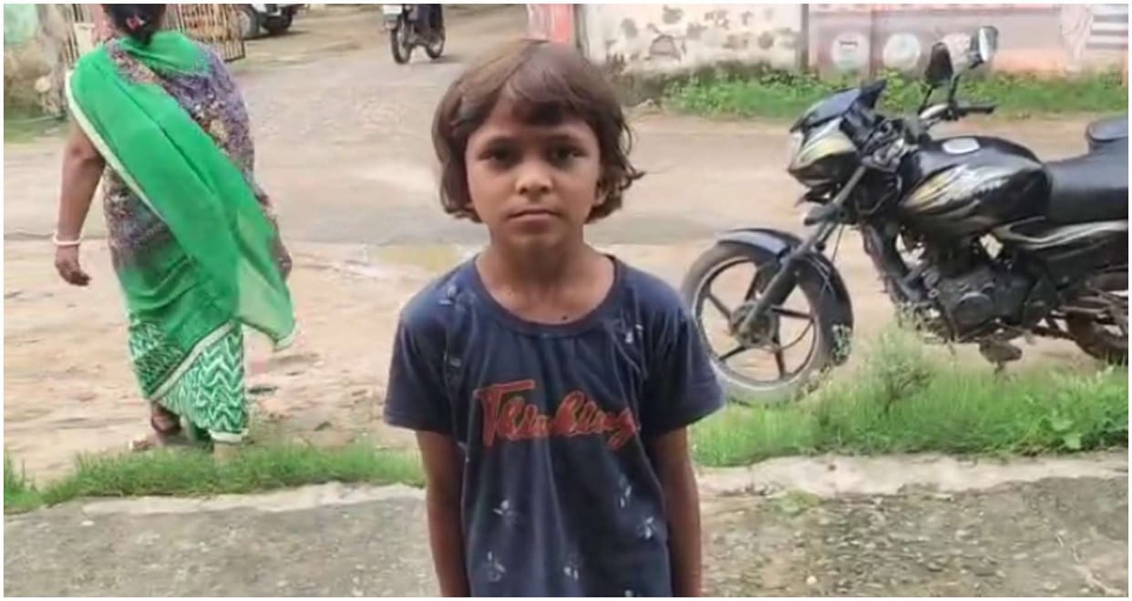 snakes wrapped around the neck of a 10-year-old girl, brave father risked his life to save his daughter