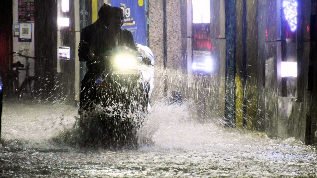 UP Weather news 68.5 mm rain in Banaras in two and one half hours such heavy rain after four years