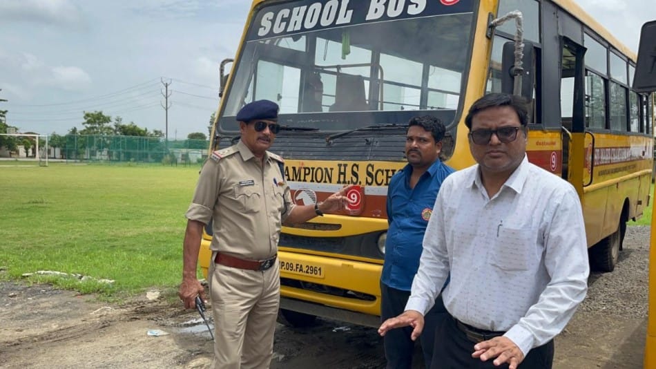 Indore News: Surprise inspection of school buses, fitness cancelled and fine imposed