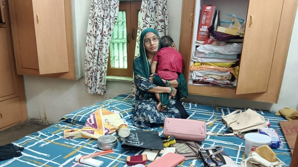 Clever thieves neither brokelocks nor latch of house stole gold worth 40 lakhs police were stunned to know met