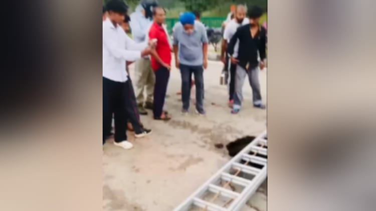 Accident In Chandigarh Road Caved In At Sector 47-48 T-point Man Fell With Bike – Amar Ujala Hindi News Live