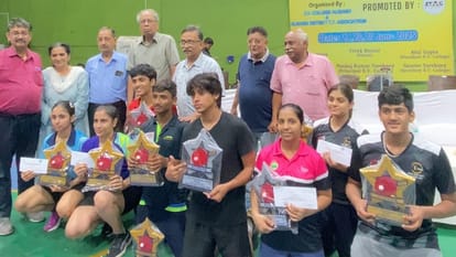 एसवी कॉलेज के क्रीडा मैदान में टेवल टेनिस प्रतियोगिता में सम्मानित खिलाड़ी