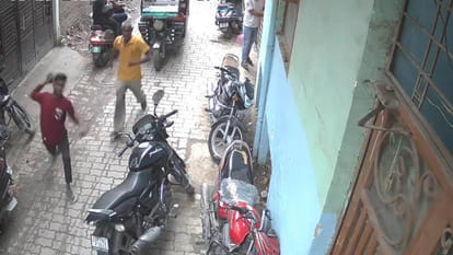 Kanpur: E-rickshaw driver along with his companions beat up a scooty rider