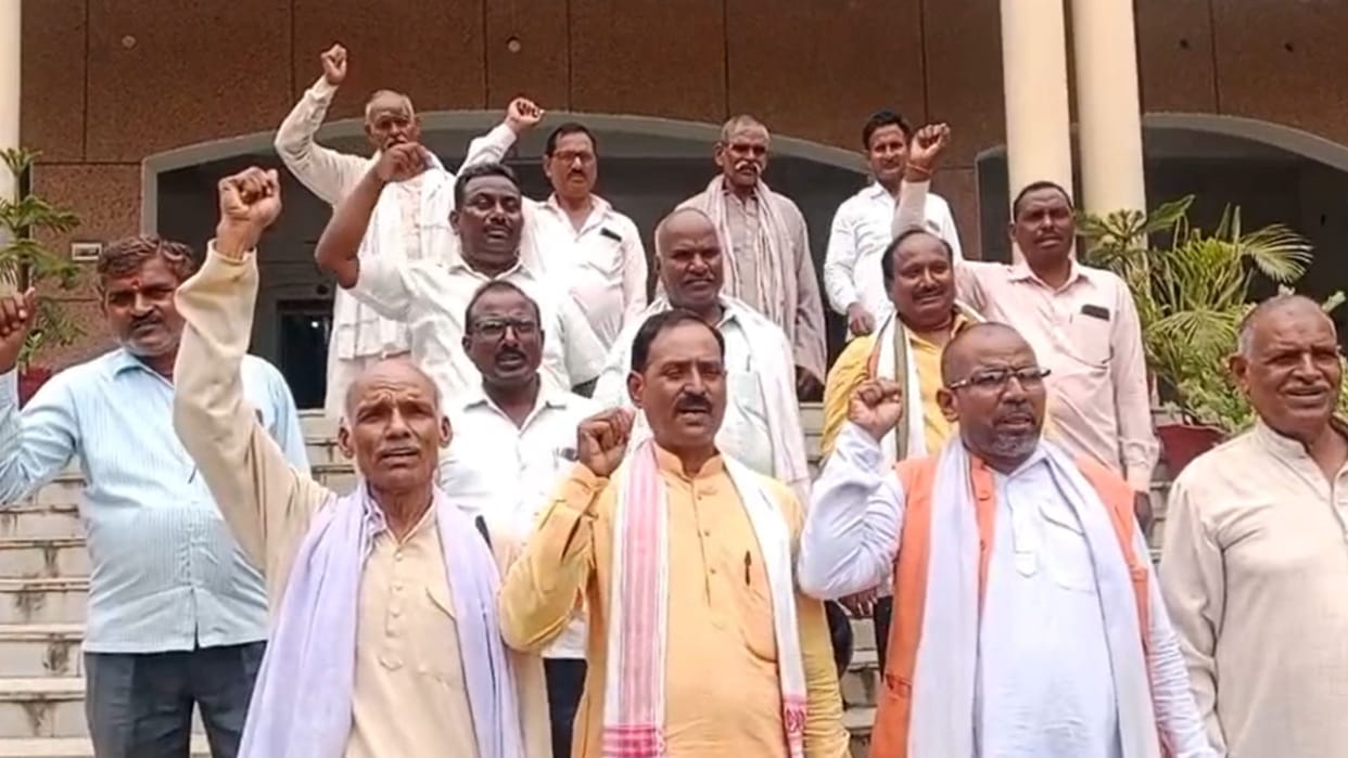 Farmers demonstrated for the demand of DAP fertilizer