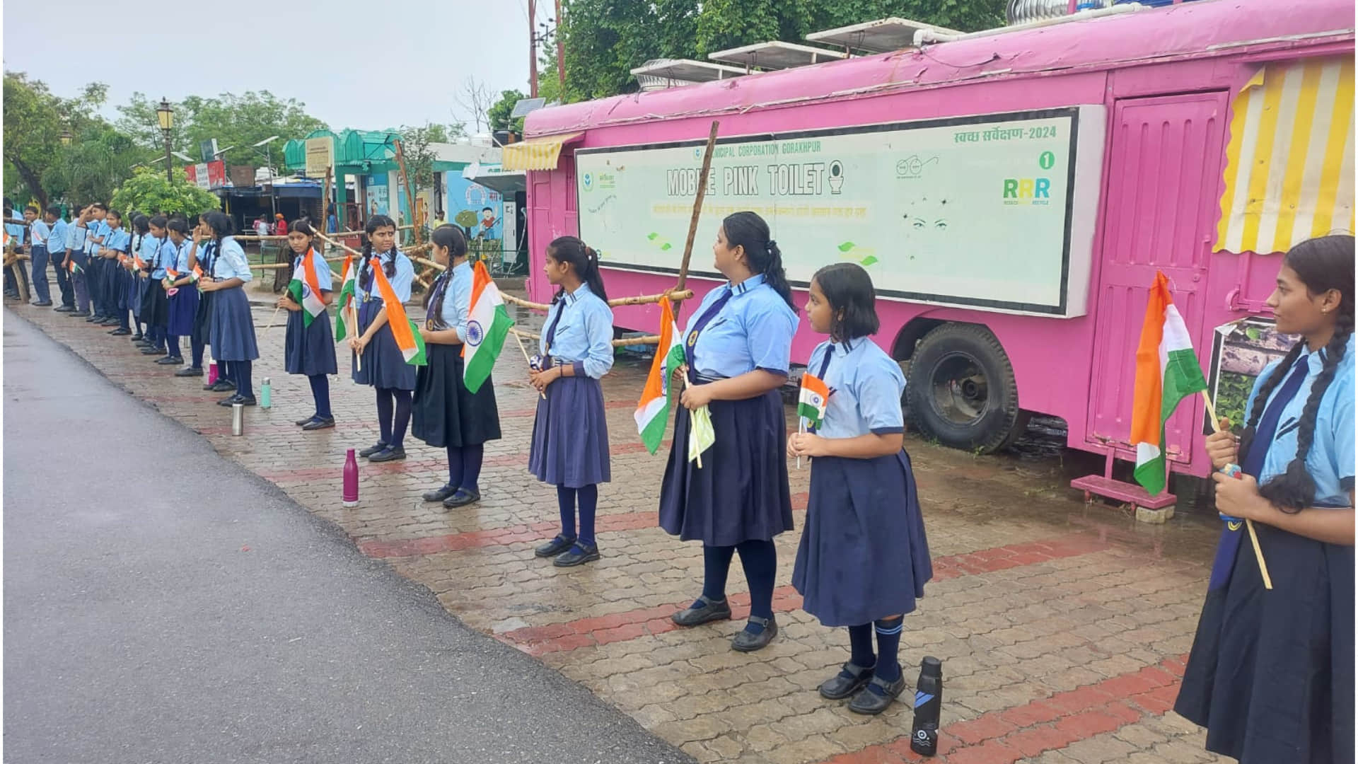 President Draupadi Murmu reached Gorakhpur, CM and Governor welcomed her