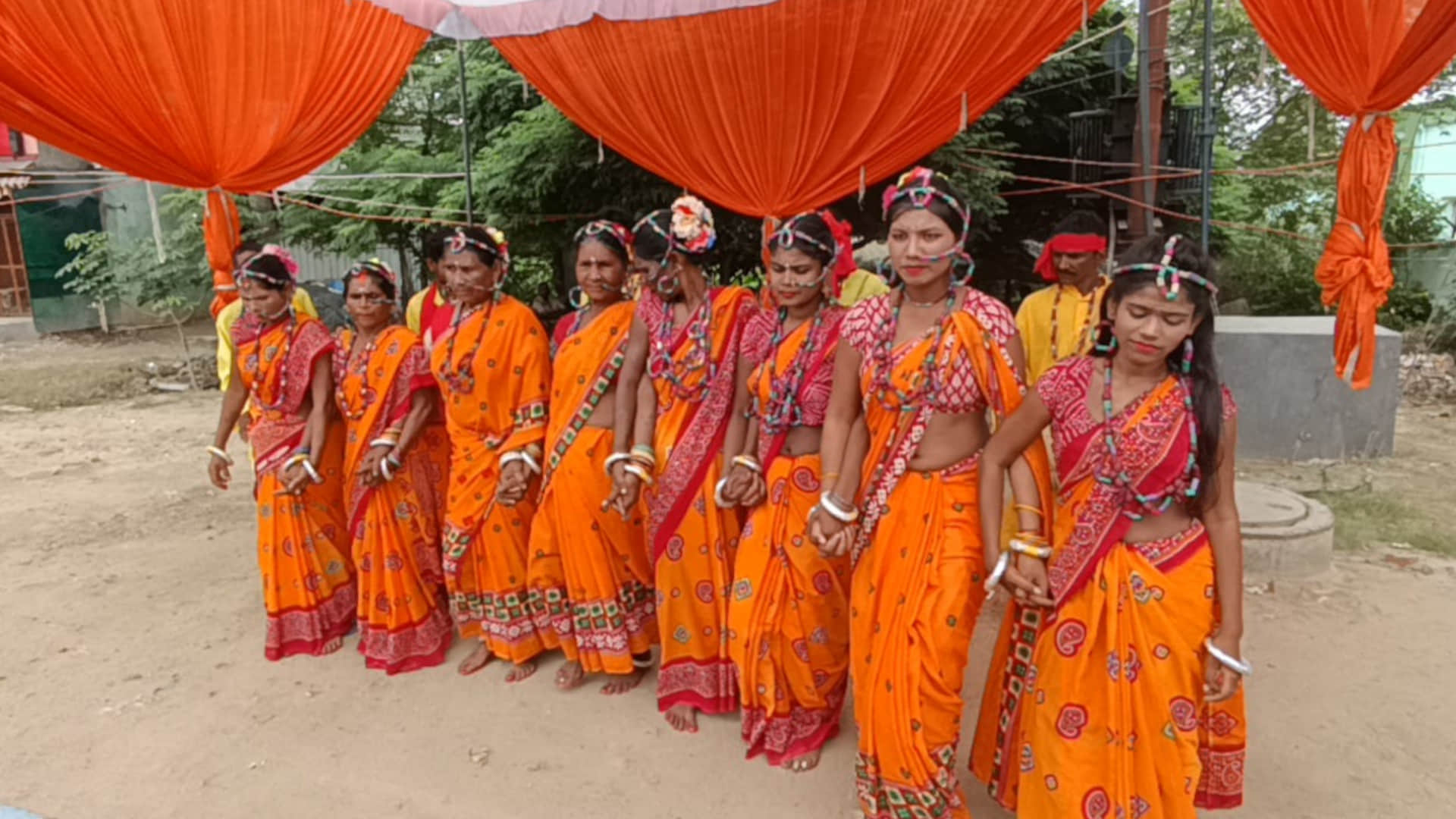President Draupadi Murmu reached Gorakhpur, CM and Governor welcomed her
