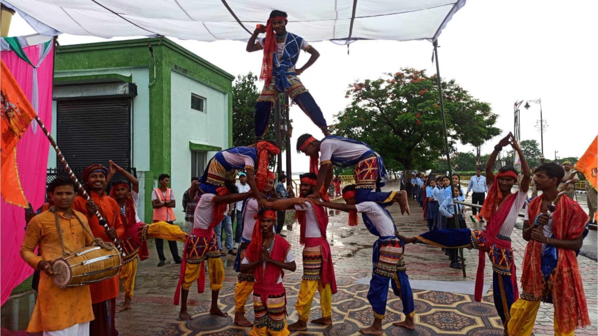 President Draupadi Murmu reached Gorakhpur, CM and Governor welcomed her