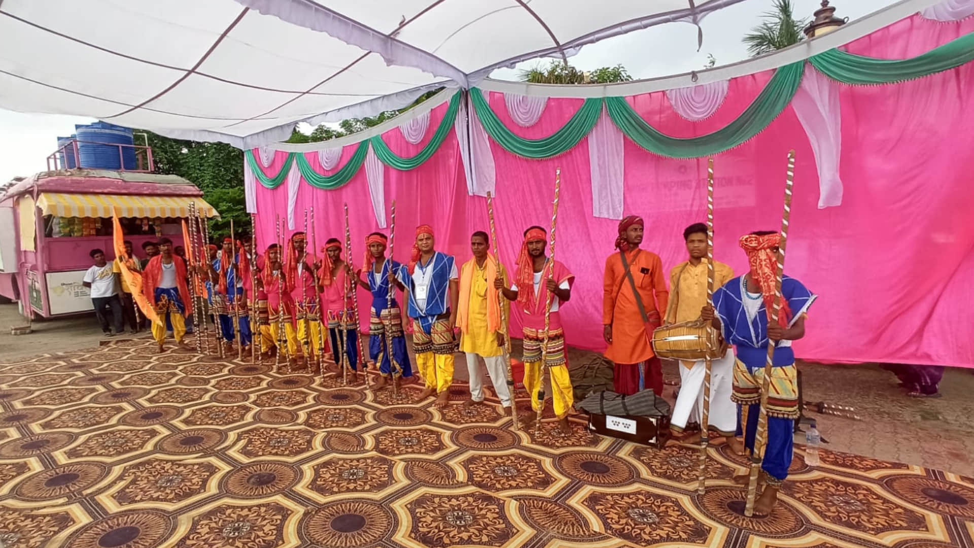 President Draupadi Murmu reached Gorakhpur, CM and Governor welcomed her